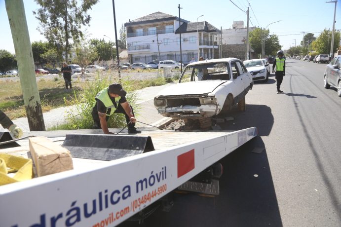 La Municipalidad de Neuquén remueve vehículos abandonados de la vía pública