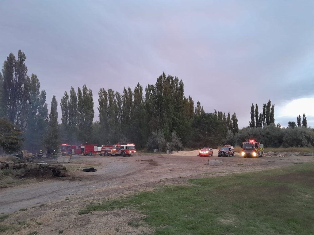 Confirman pérdidas totales en el aserradero incendiado en Centenario