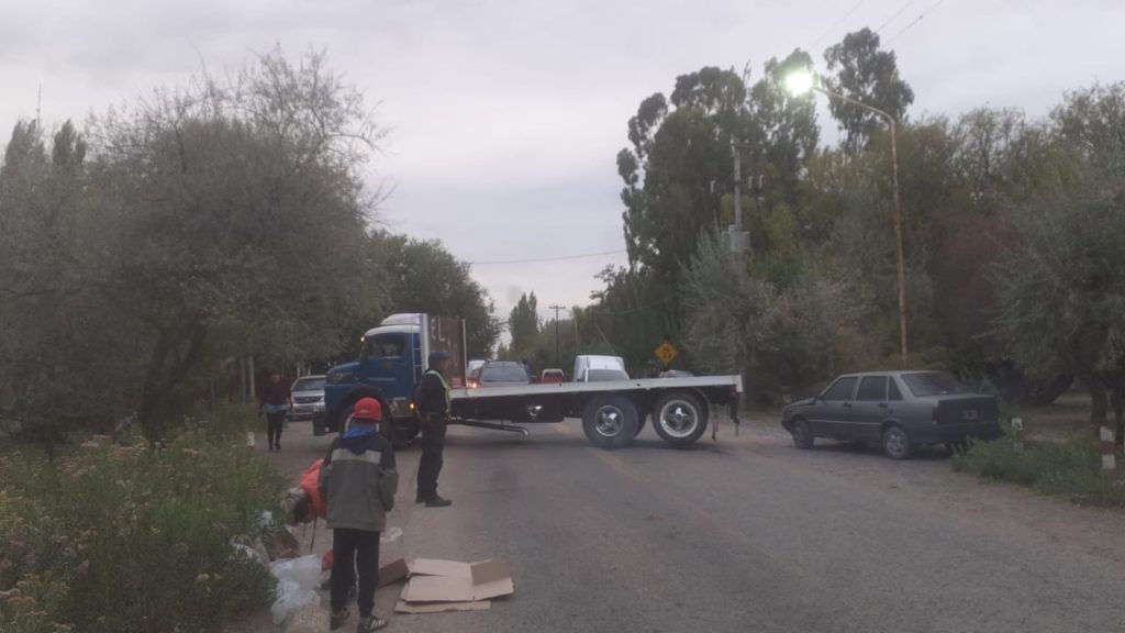 Comunidad educativa corta el acceso a Cinco Saltos