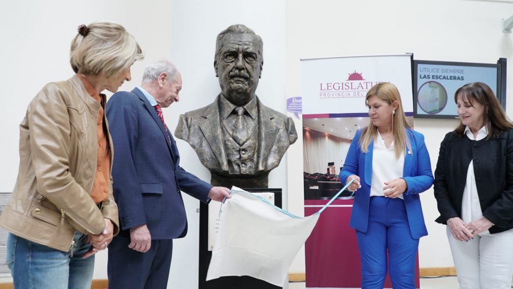 #NuncaMas: Inauguraron busto de Alfonsín en la Legislatura de Neuquén