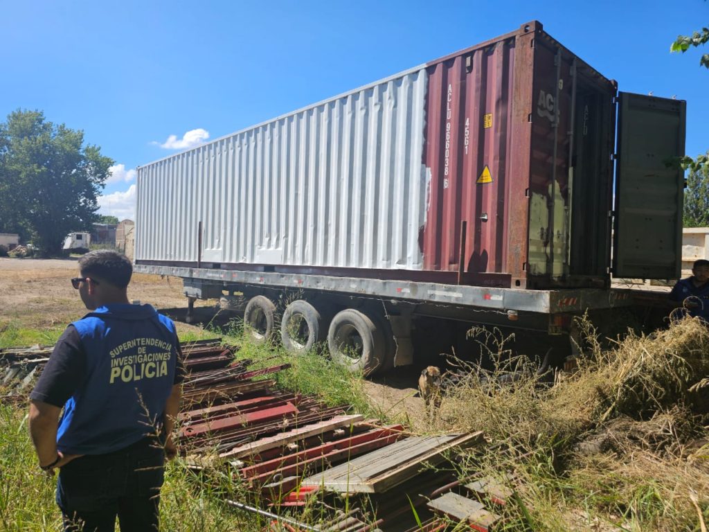 Dos detenidos y dos contenedores recuperados en Río Negro