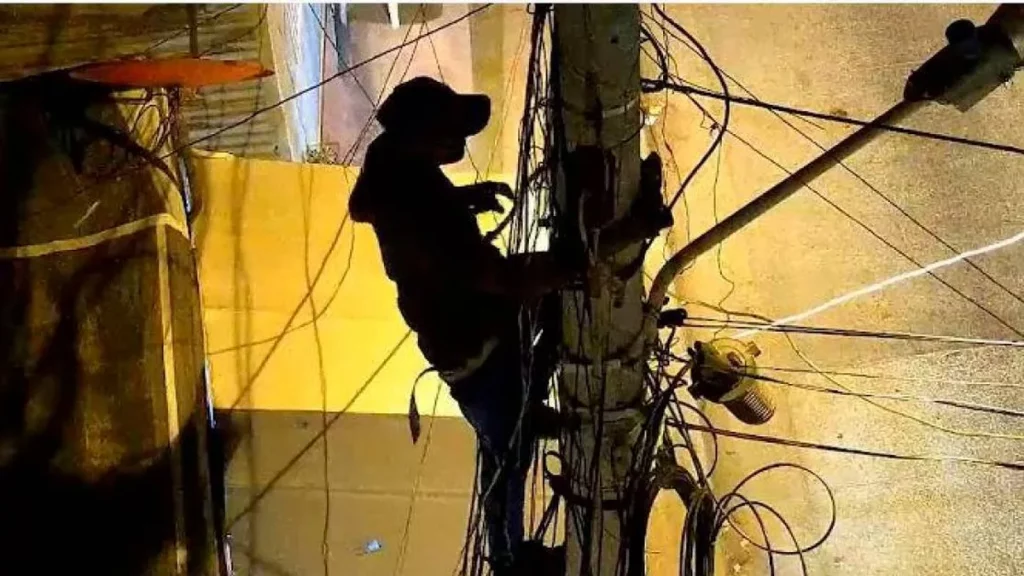 Suspenden sin goce de haberes a tres trabajadores municipales de Cipolletti por robo de cables