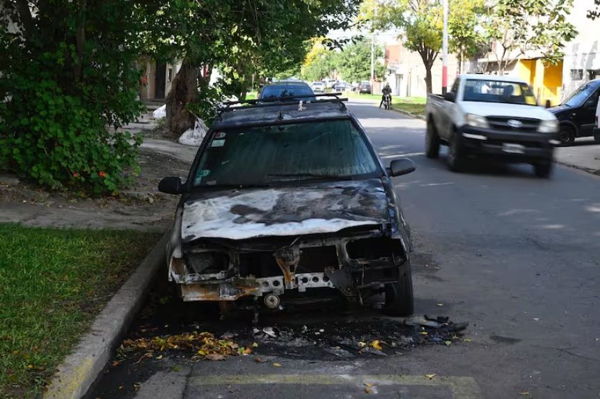 Rosario: prendieron fuego 13 autos y dejaron amenazas contra Patricia Bullrich