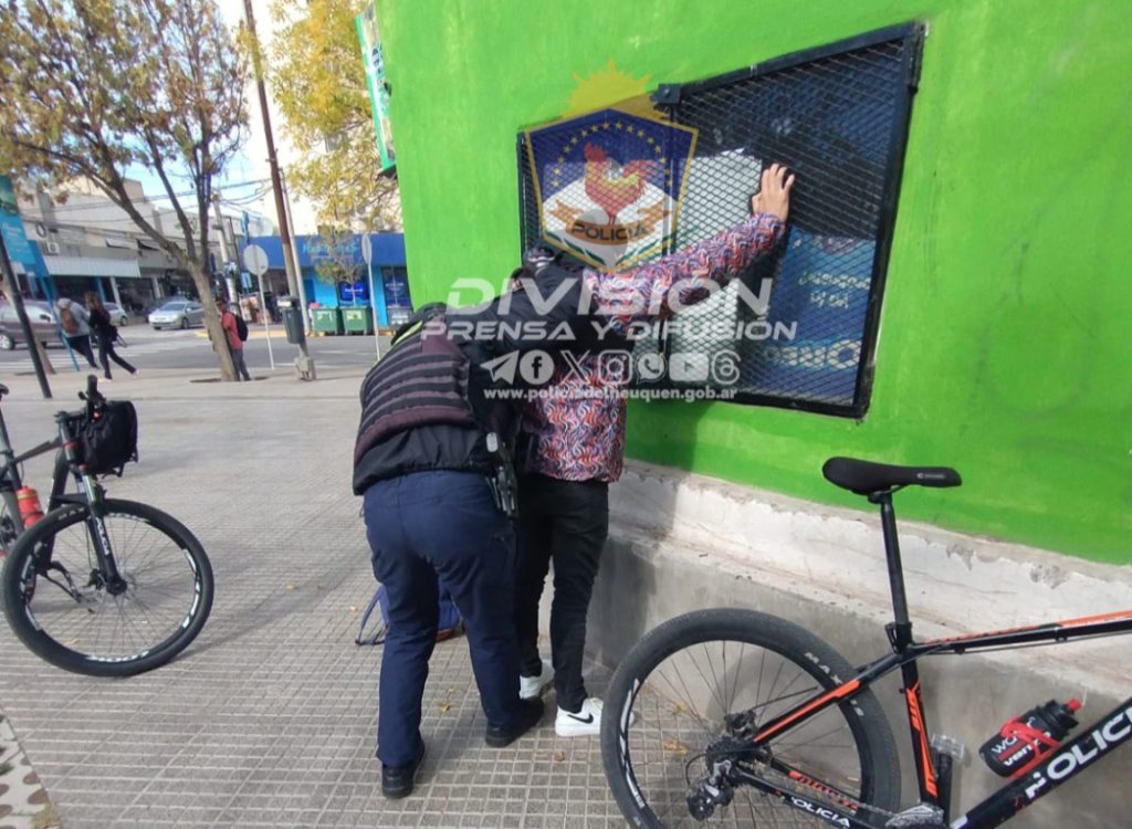 Tenía dos pedidos de captura en su contra y «paseaba» por el centro con marihuana