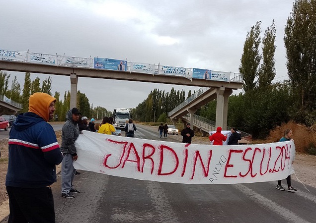 Cambian el techo de la Escuela 204 y las familias están preocupadas por las clases suspendidas