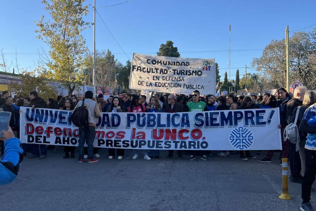 Masiva movilización en todo el país en defensa de la Universidad Pública