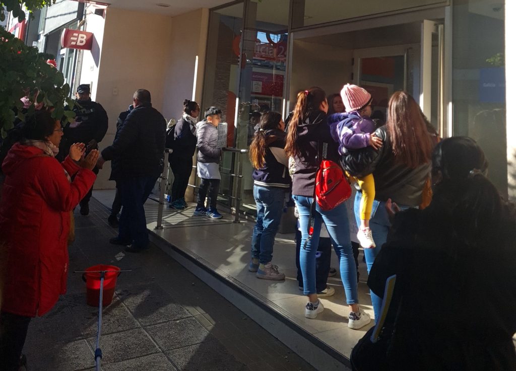 Familias y alumnos de la Escuela 207 protestan en el banco Galicia