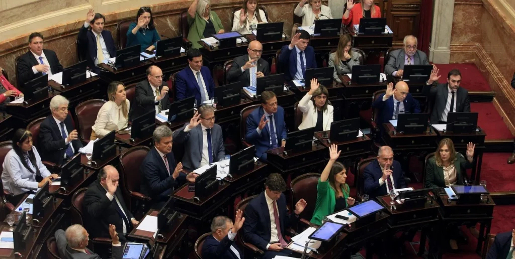 Senadores se aumentaron el sueldo a mano alzada y sin debatir: ¿Cuánto cobrarán ahora?