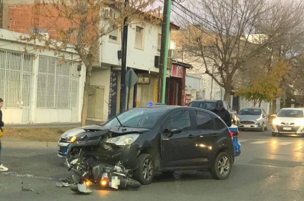 Motociclista fue trasladado al Castro Rendón tras un choque