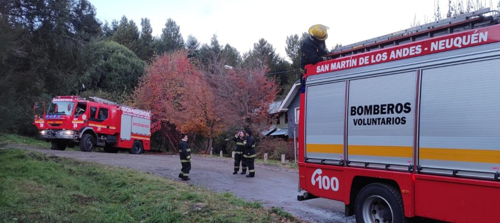Bomberos debieron acudir a un incendio en un barrio de San Martín de los Andes