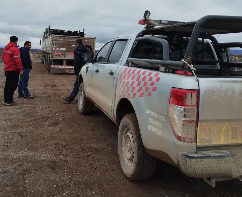 Héroes anónimos: Bomberos ayudaron a camionero varado ante la inacción de organismos provinciales