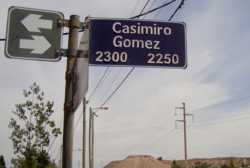 Vecinos de una toma piden agua potable con un corte de calle