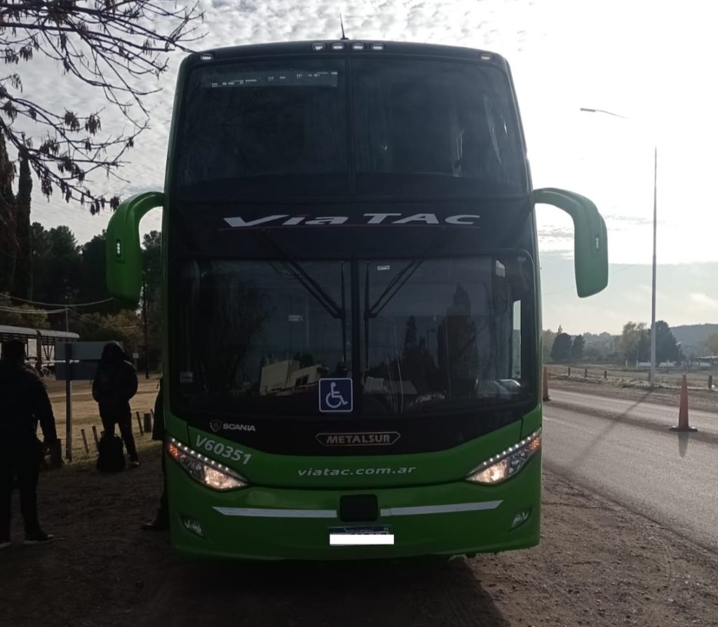 Molestaba a pasajeros, lo bajaron del micro y la policía lo detuvo por un pedido de captura