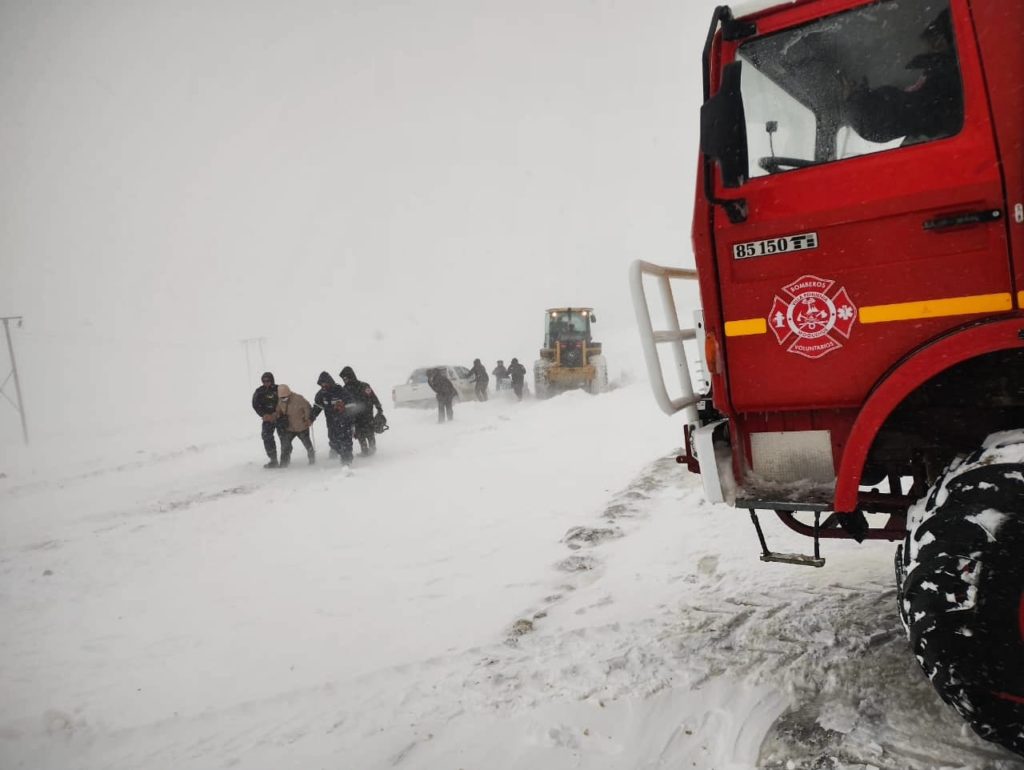 Arduo trabajo en las rutas por las fuertes nevadas en Neuquén
