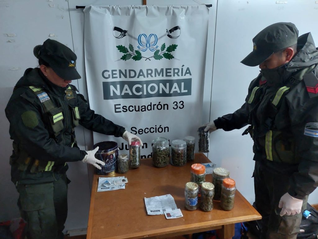 Gendarmería Nacional detuvo a tres ciudadanos que intentaban ingresar frascos de marihuana en un colectivo de larga distancia