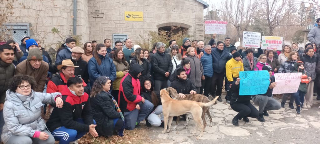 Vecinos de Las Lajas realizaron un abrazo simbólico en la sucursal del Correo Argentino