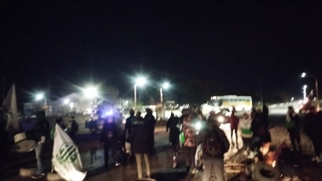 ATE se manifiesta en la Ruta 7 en San Patricio del Chañar