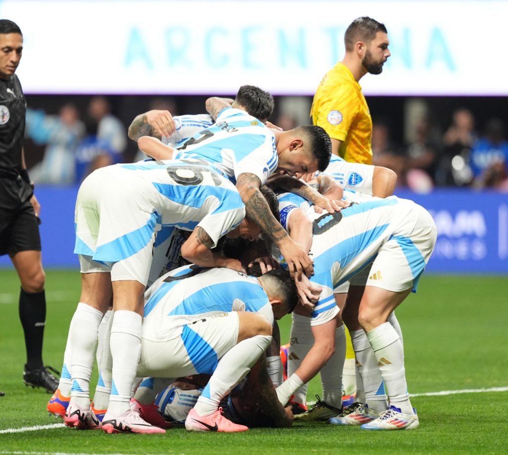 Argentina se impuso en el partido inaugural en Atlanta