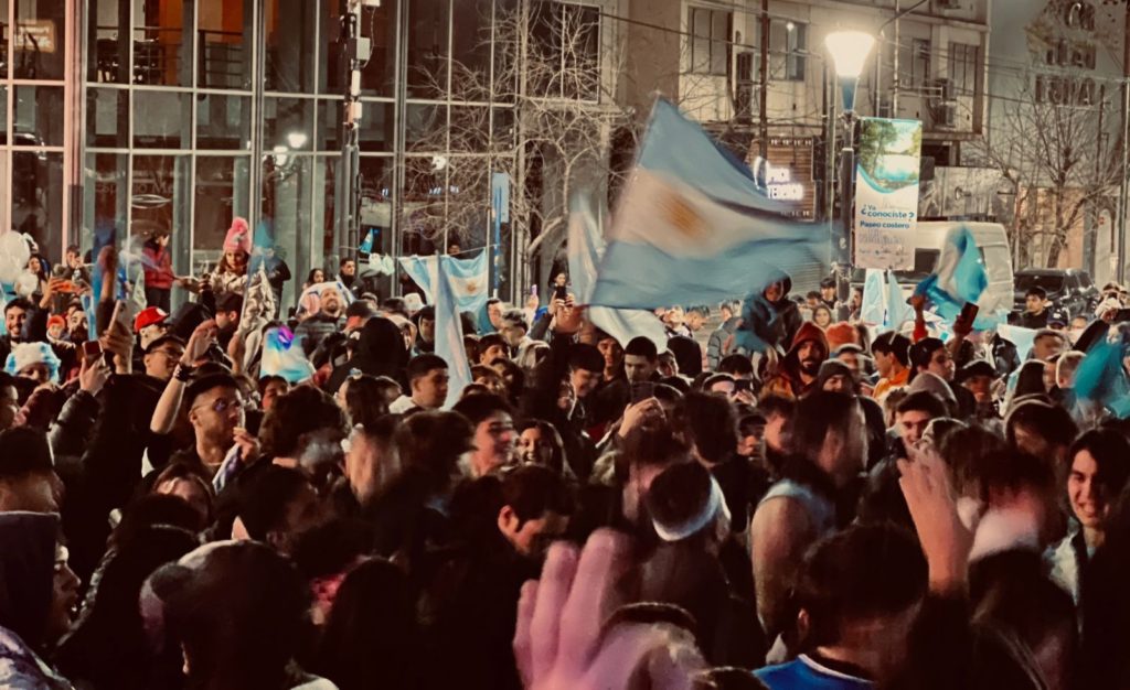 Bicampeón: El frío no detuvo a la hinchada neuquina en la ciudad