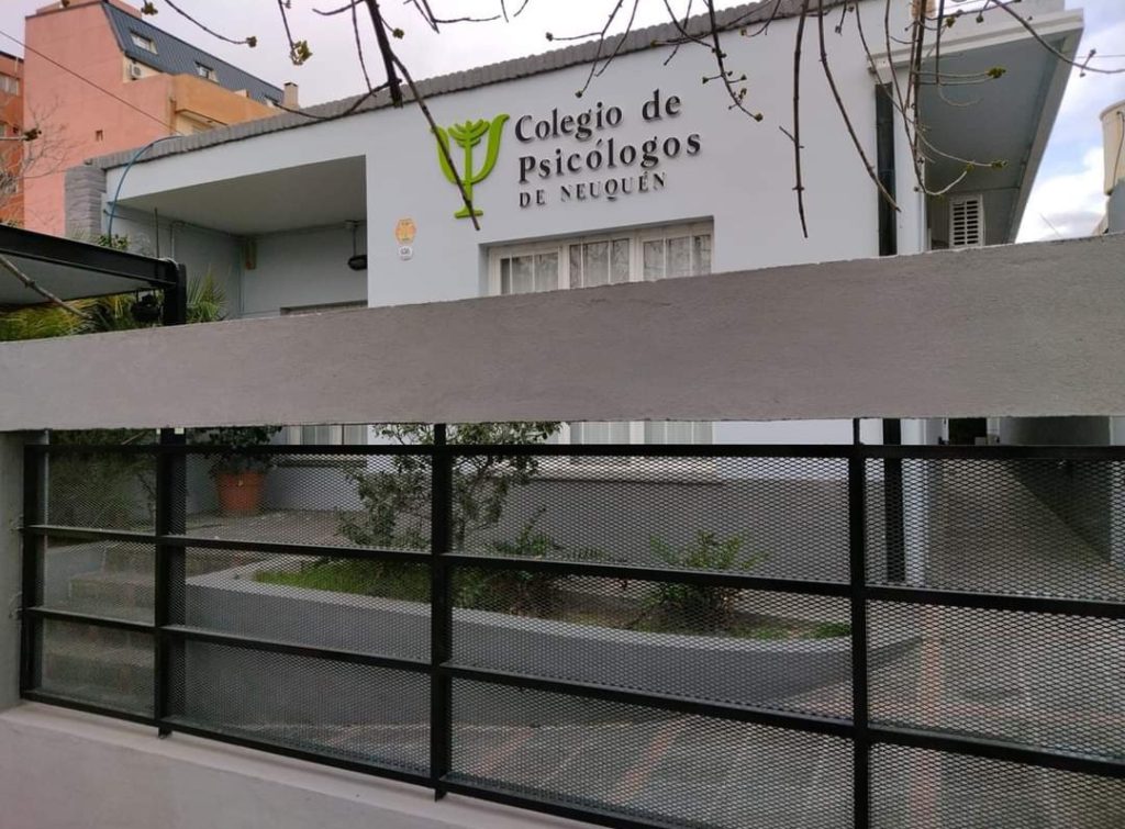 ¿Qué dijo el Colegio de Psicólogos sobre los certificados irregulares en la administración pública?