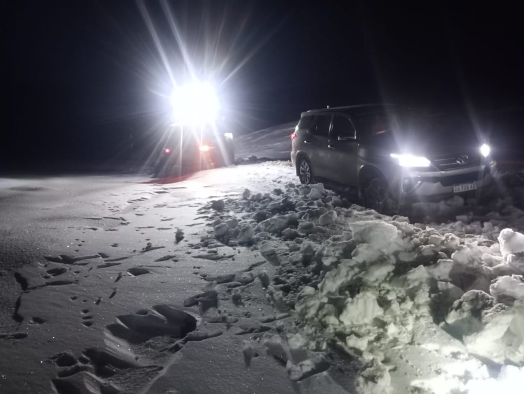 Héroes sin capa: Bomberos rescataron a una familia de Rosario atrapada en la nieve de Villa Pehuenia