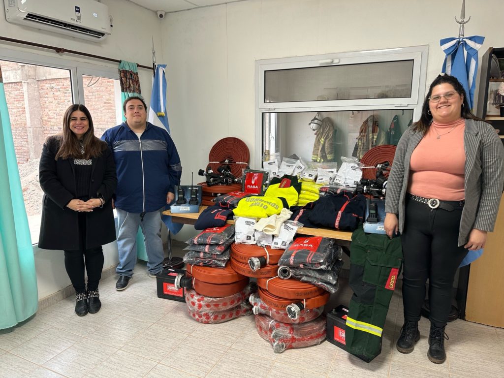 Bomberos voluntarios de Añelo recibieron nuevo equipamiento por parte de Pan American Energy