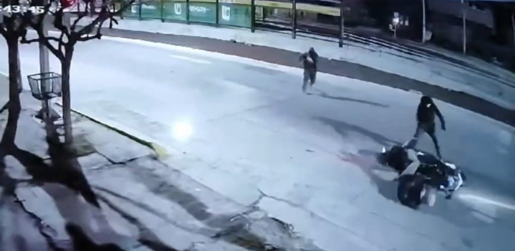 Neuquén: violento robo a un motociclista en Antártida Argentina y Colón