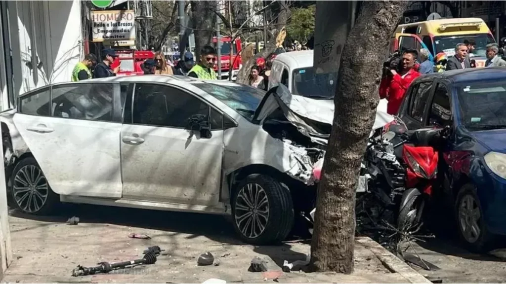 Un automovilista perdió el control de su auto y atropelló a más de una decena de personas en la Ciudad de Córdoba