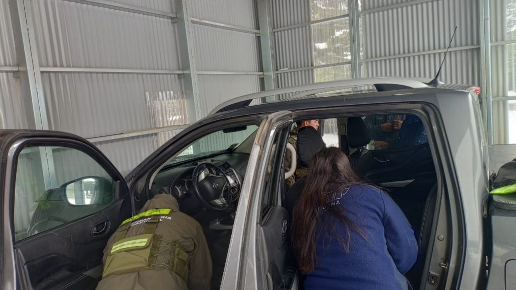 Descubren impresoras ocultas en un doble fondo bajo una camioneta en el Paso Internacional Icalma