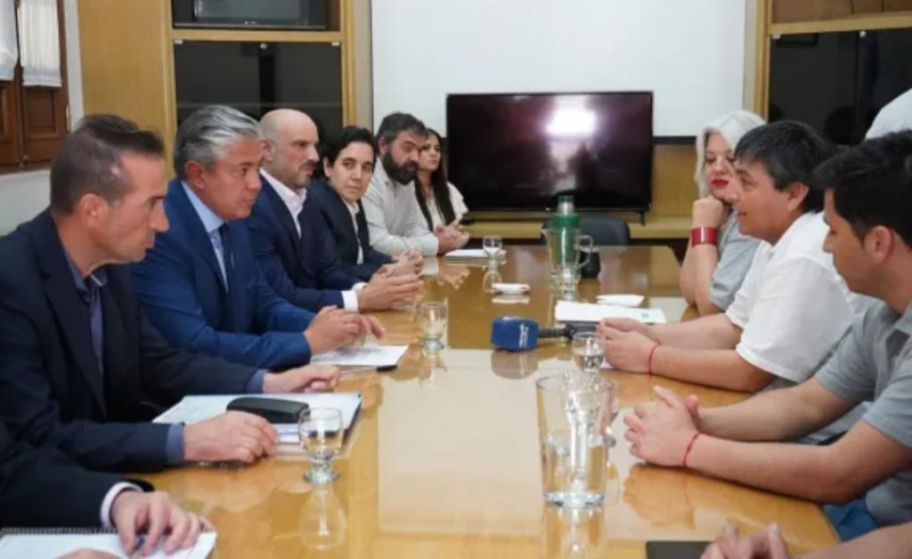 Figueroa y Quintriqueo firmaron el acuerdo paritario 2025 para los estatales de Neuquén