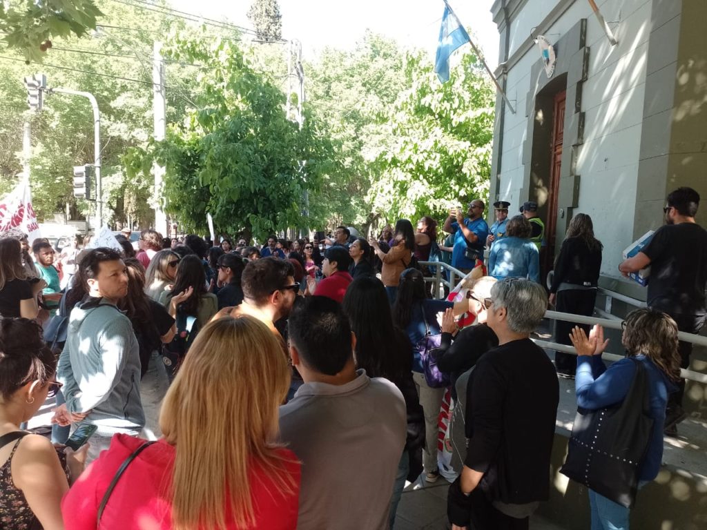 Voces disidentes en ATE Neuquén afirmaron que no se hizo correctamente el conteo de votos en la asamblea caliente