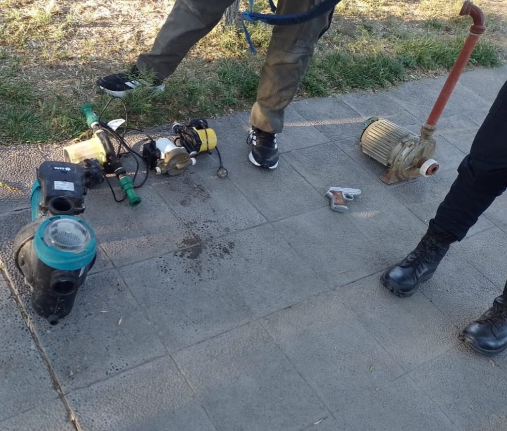 Ladrón de verano: Demoraron a hombre que circulaba por los techos robando bombas de agua