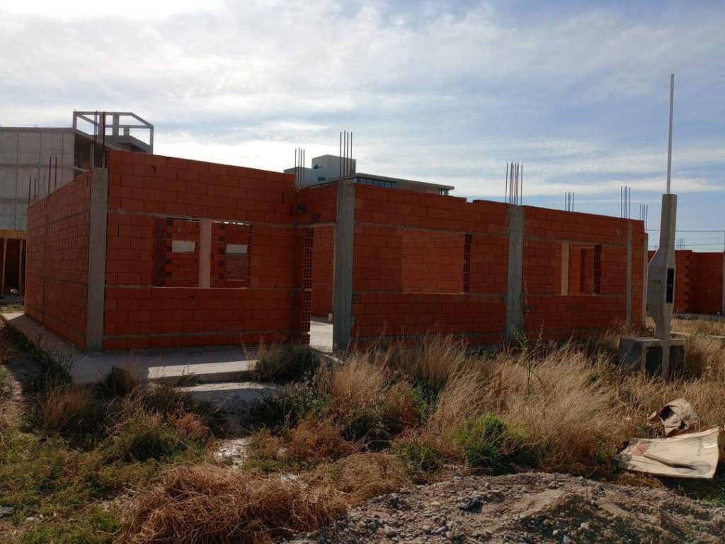 Vecinos angustiados porque no pueden acceder a sus viviendas en construcción
