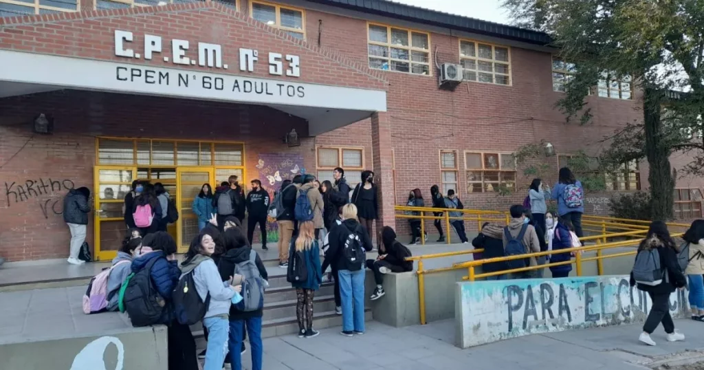Estudiantes arrojaron gas pimienta en el CPEM 53