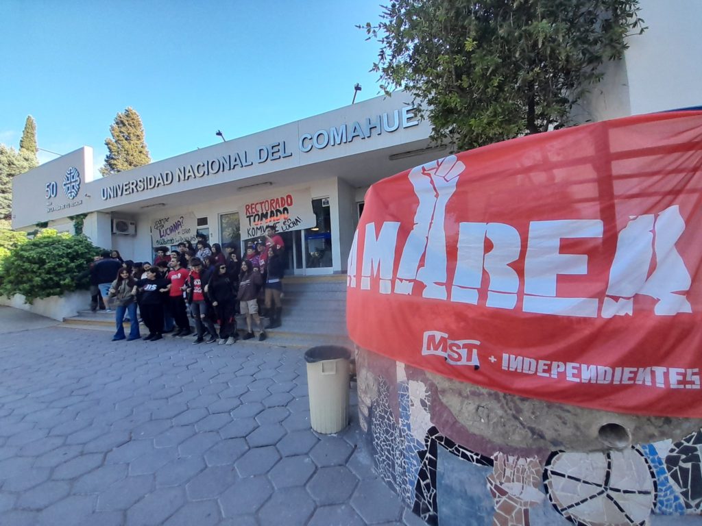 Estudiantes decidieron mantener la toma del rectorado en la UNCo de Neuquén
