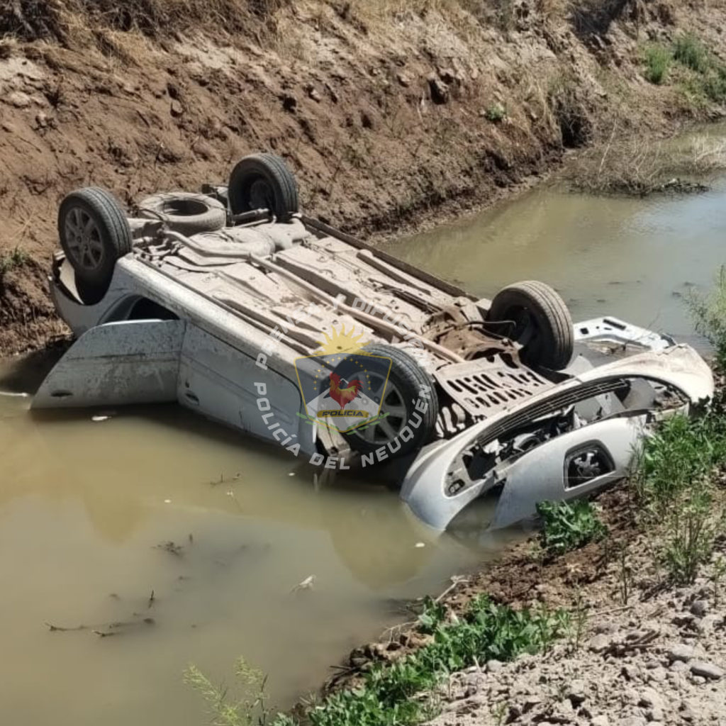 Conductor alcoholizado cayó con su auto a un canal