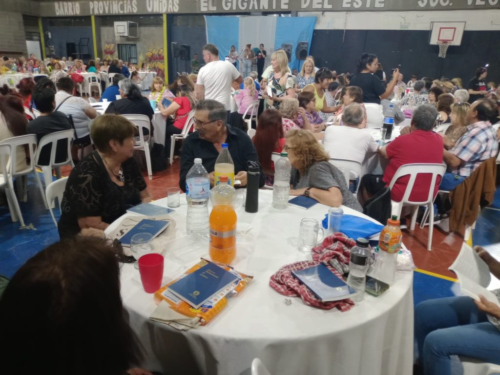 Casi 500 adultos mayores celebraron el cierre del proyecto «Honra» en la Ciudad de Neuquén