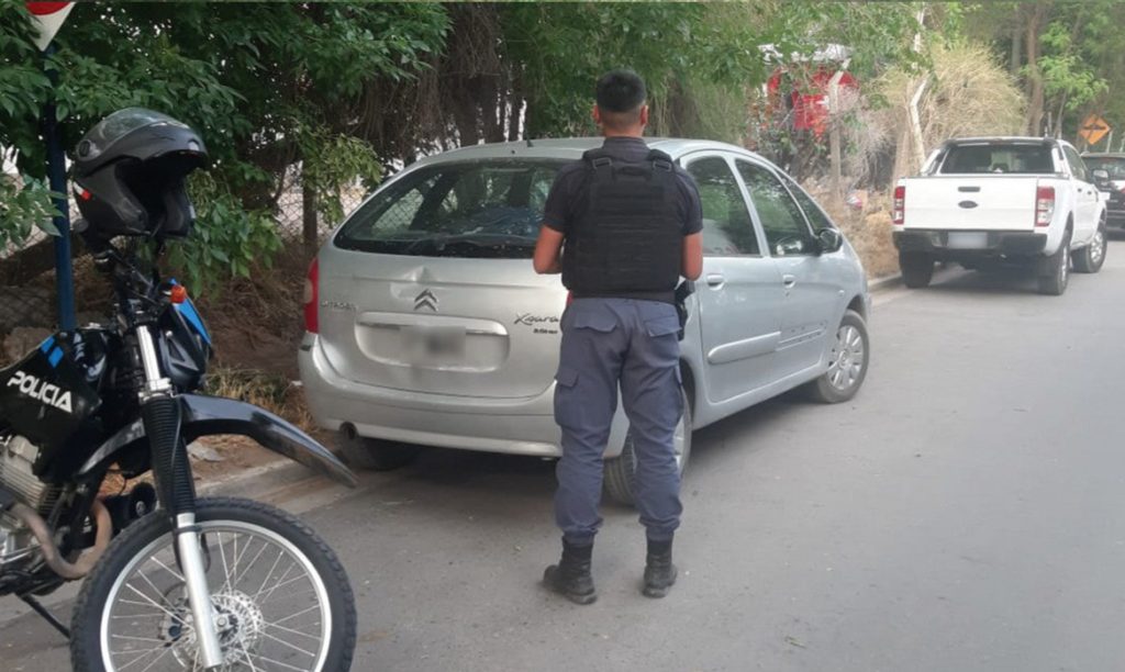 Auto abandonado en el barrio Confluencia tenía pedido de secuestro
