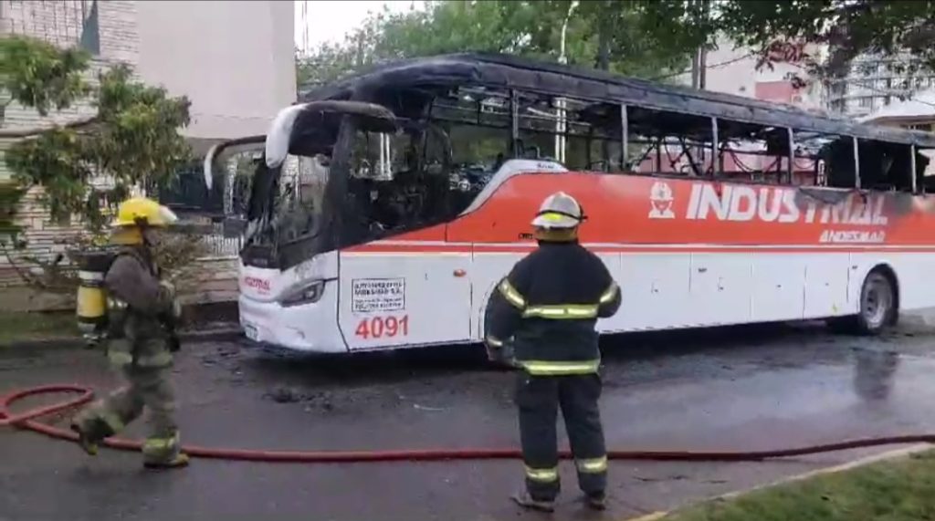 Susto con suerte: Micro que llevaba 17 personas se incendió en el centro