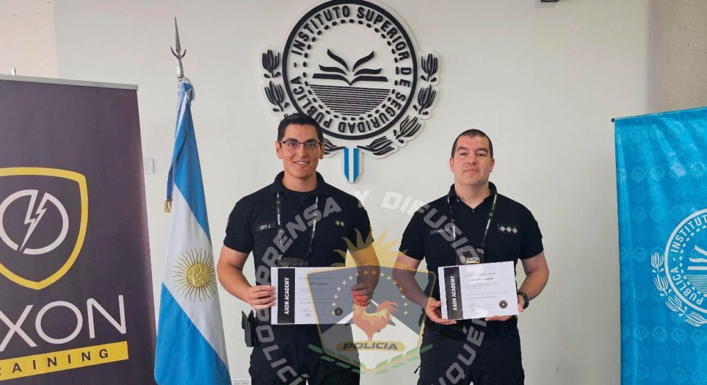 Dos policías se capacitaron como instructores de pistolas taser