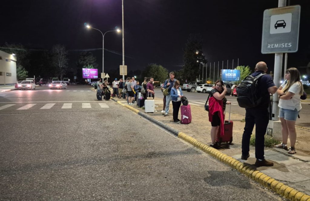 Malestar y largas filas para tomarse un taxi en el Aeropuerto Presidente Perón