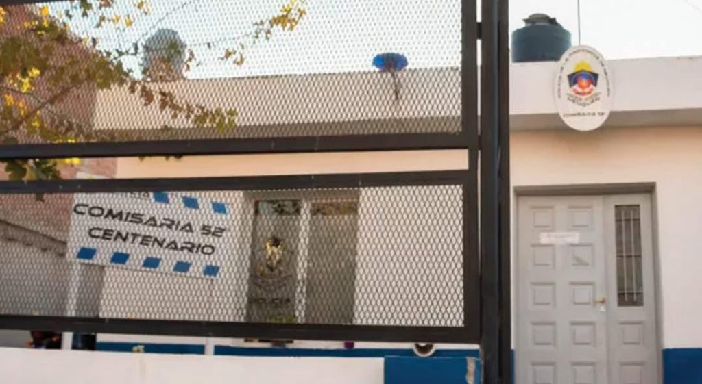 Policía retiró a un bebé del interior de una camioneta mientras su familia estaba en una fiesta