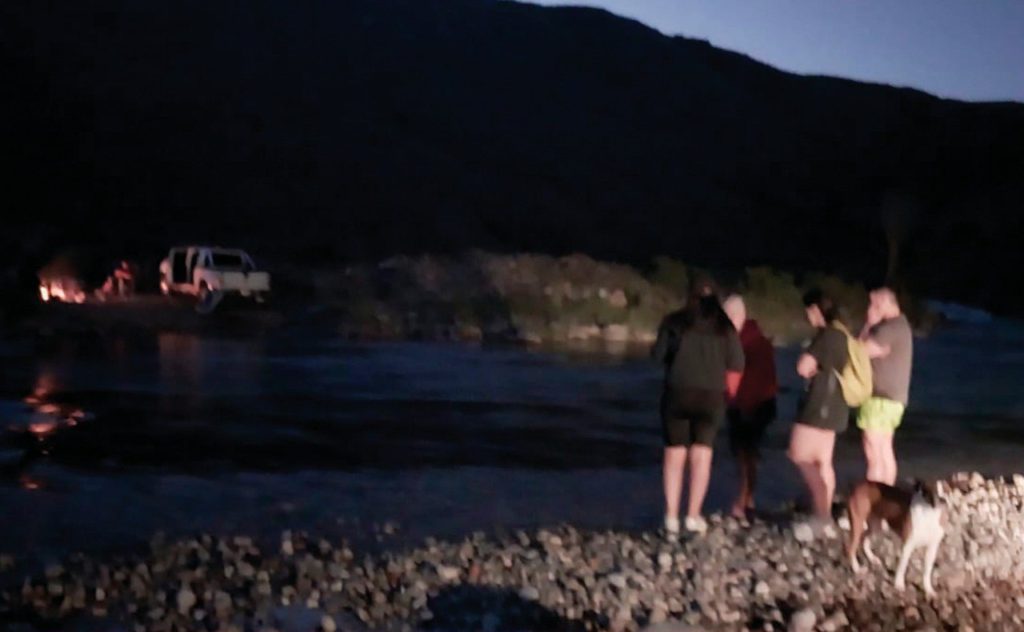 Policías rescataron a turistas varados en el río Catan Lil