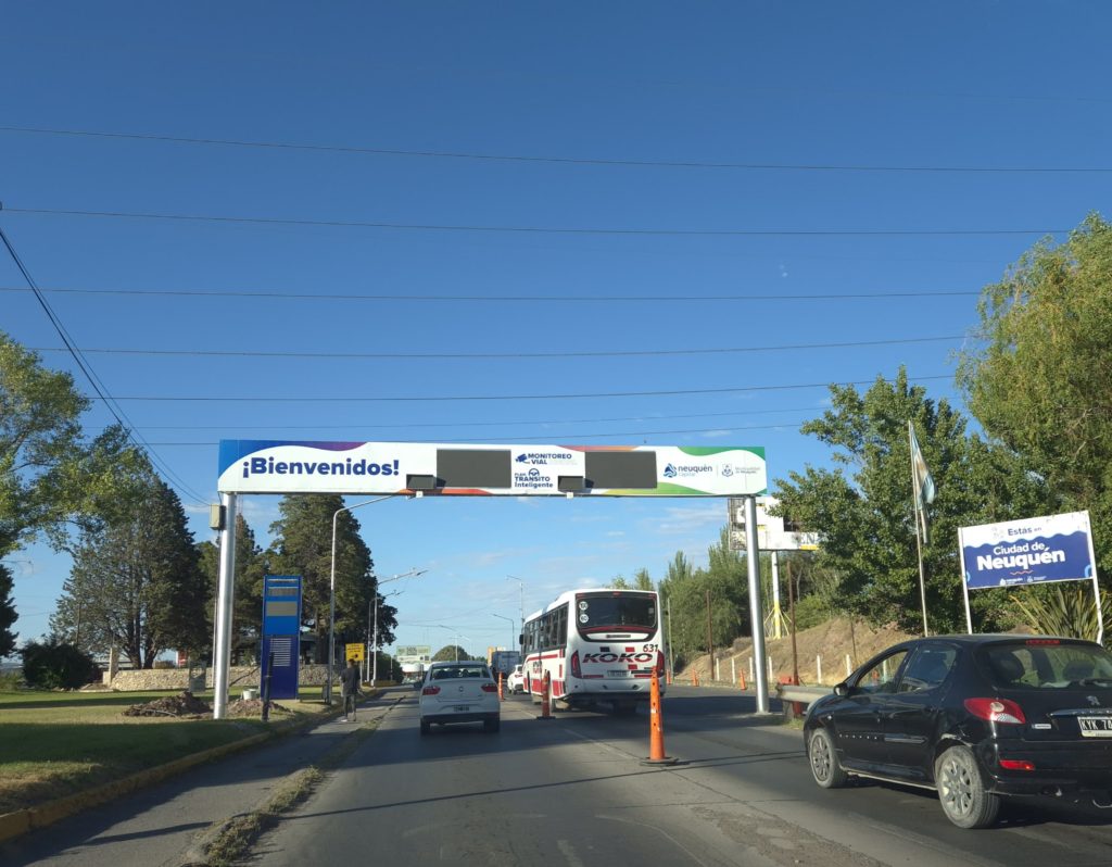 ¿De qué se tratan los pórticos instalados en la ciudad?