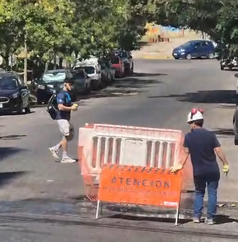 Vecinos contentos: Llegaron las soluciones a los baches de la calle Brown