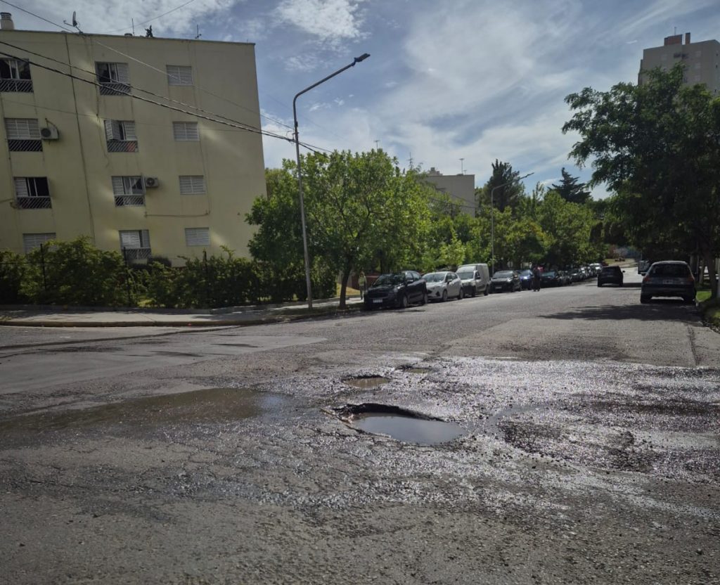 Muchas obras y pocas respuestas a los baches en las calles de Neuquén capital