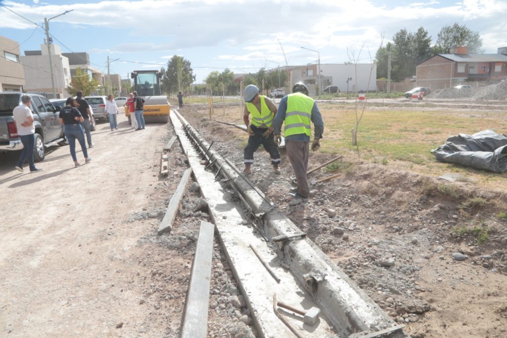 Avanza el asfalto en Rincón de Emilio y en marzo completarán todo el barrio