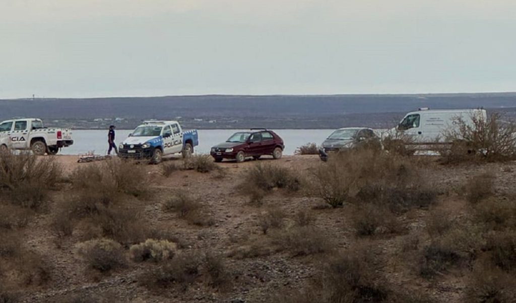 Tragedia en el lago Mari Menuco: un joven murió al caer de una tabla de SUP
