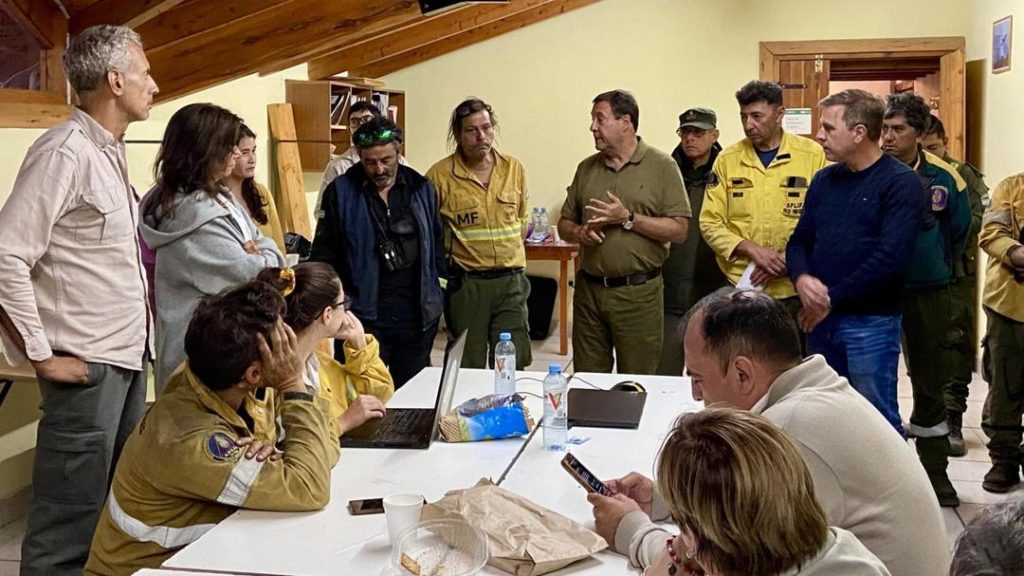 Sin ayuda del gobierno nacional: Así lucha El Bolsón contra los incendios forestales