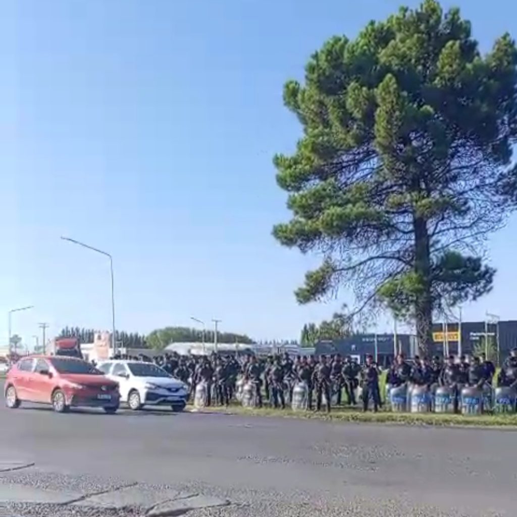 UOCRA y Gendarmería cara a cara en el Puente Carretero